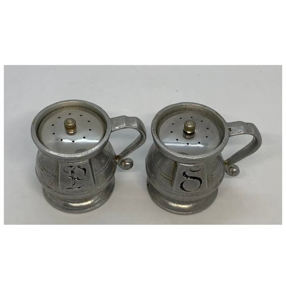 Wilton Armetale Plough Tavern Satin Pewter Salt & Pepper Shakers - Picture 6 of 10
